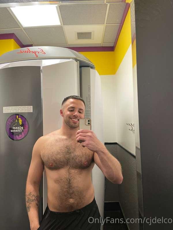 Back in a gym 😈 i get so horny in the tanning booth