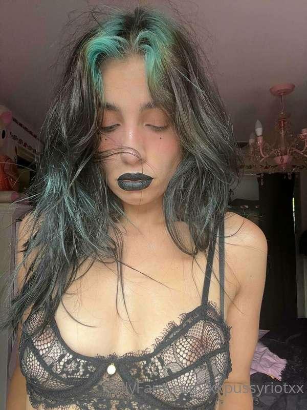 sometimes i miss this green hair color 🥒