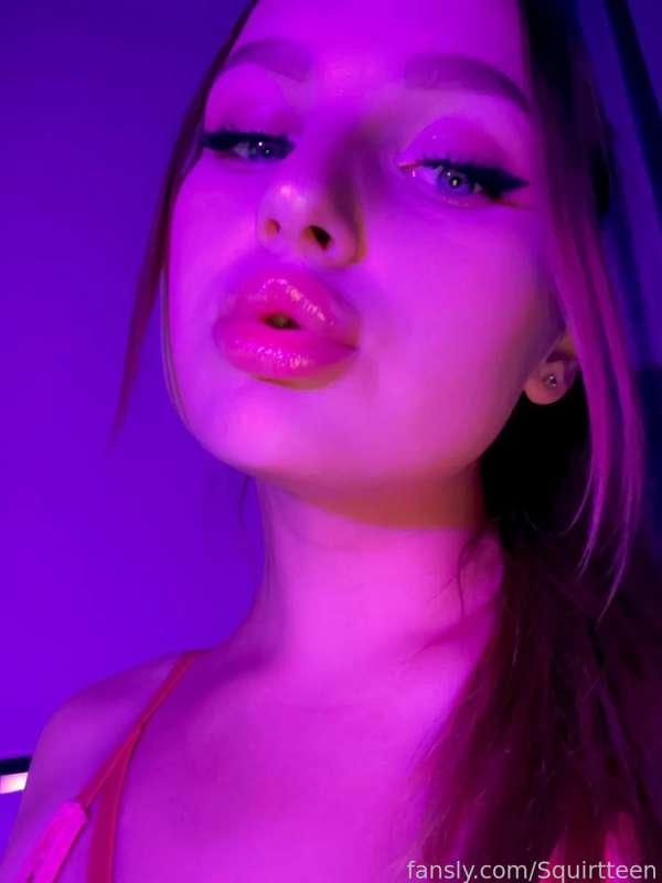 I would love to let someone suck my lips
