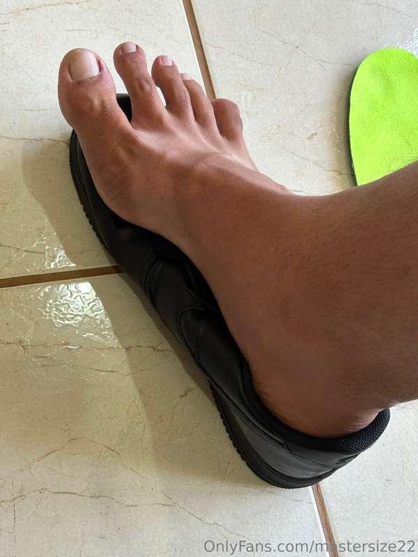 My size 22us feet making @masterluke016us’s shoes size 16us ..