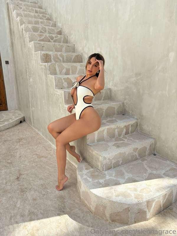 I bet you wanna fuck me here 😈