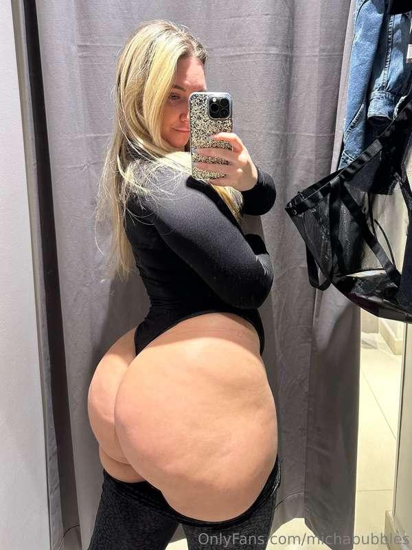Always gotta take a nice selfie in a changing rooms 🍑