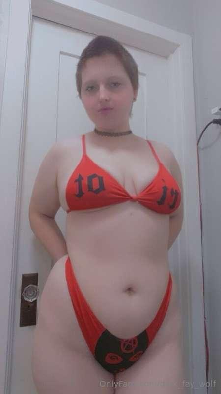 Watch me touch my naked body