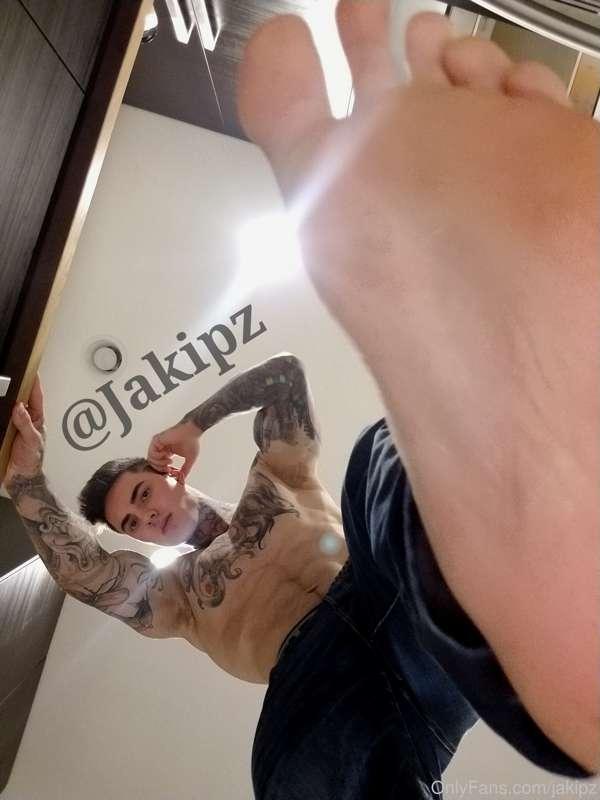 & heres some feet content for the feet lovers out there 😉

T..
