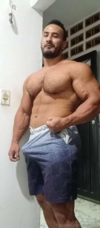 Big, hard and veiny, I'm not talking about my arm 💪🏼