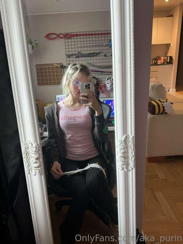 Cosplayer gf in her casual habitat 😌

Working on a costume f..