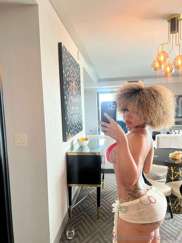 Guess what’s barely hanging on 😈👙📸
