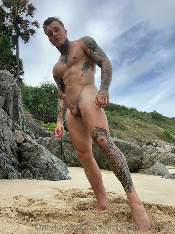 Go and follow my bro @axelwolfe 

Filming with my guy very s..