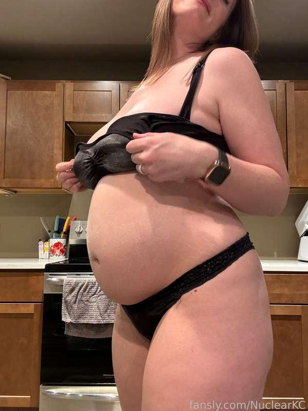 Make my favorite bread with me. The dough isn’t the only thing rising 😈🥵

#pregnant #pregnantporn #thong #brunette #ass #bigtits #nursingbra
#kitchen #messy 