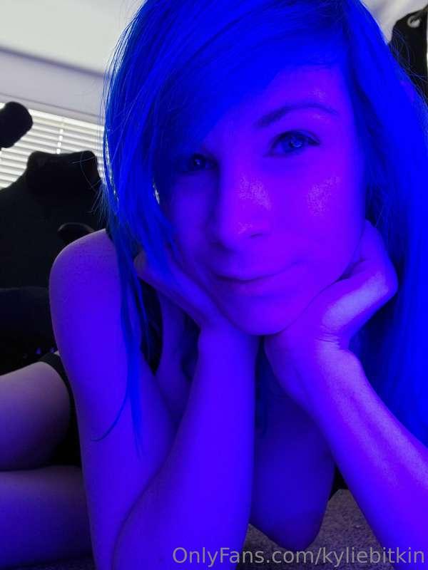 I took another shot with purple lighting. I love these diffe..