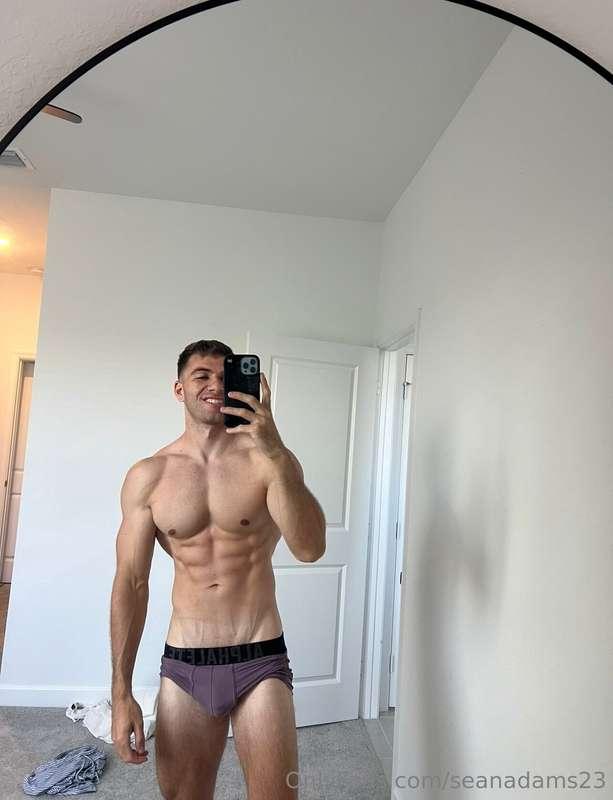 whos as horny as me tonight🥵