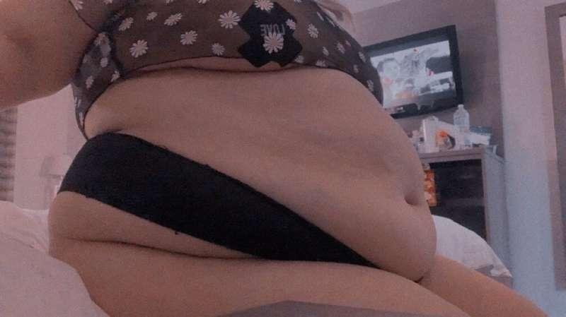 i need someone to rub my belly 👉🏻👈🏻🥺
