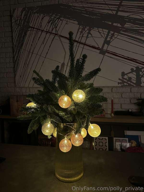 Mulled wine, tangerines and the bright lights of Christmas s..