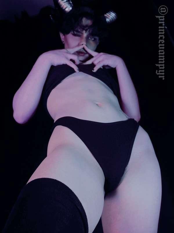 It's twink tummy thursday... would you rather punch it or ki..