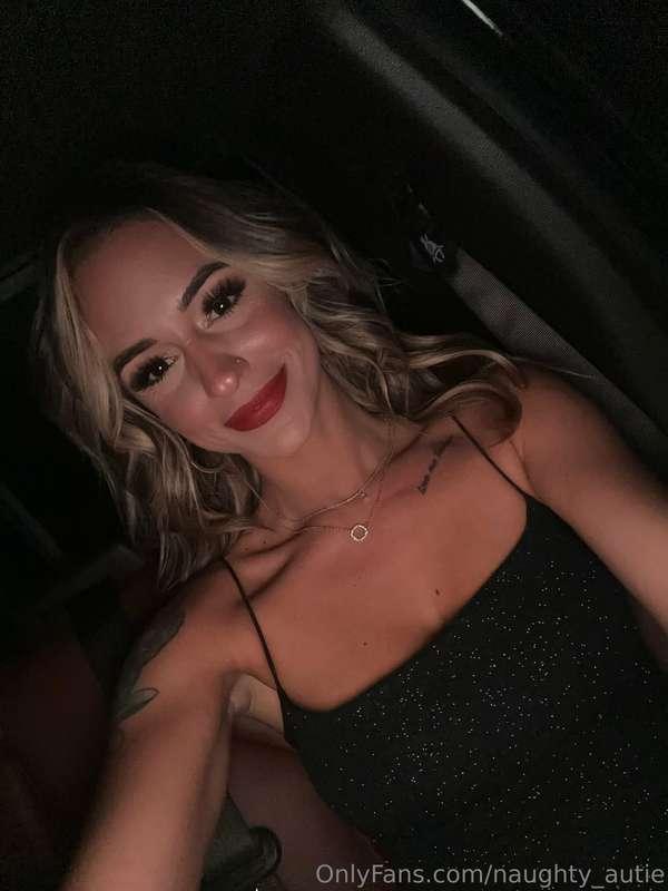 Do you like it when I put on red lipstick???? 💋 ***It gets m..