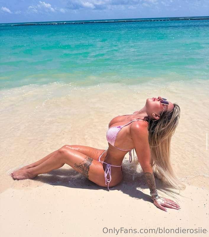 Do you prefer me or the water 💦🙈?