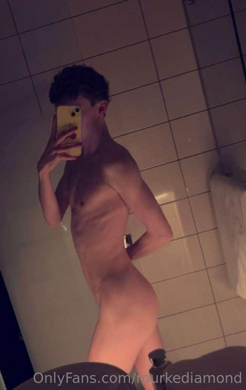 I got to my hotel room🤭
