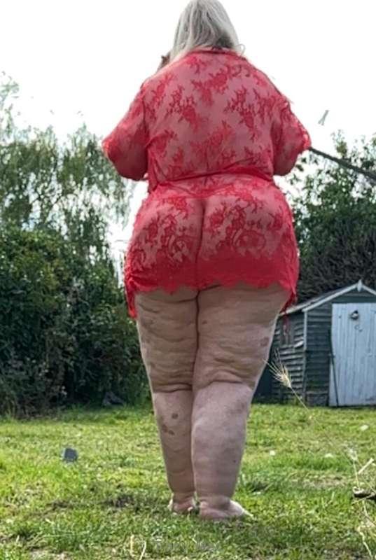 My neighbour likes to 🍆💦 over me so giving him a nice view 😜