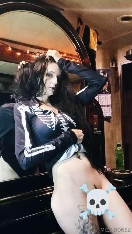 💀Some on brand lower half nudes for you! ☠️