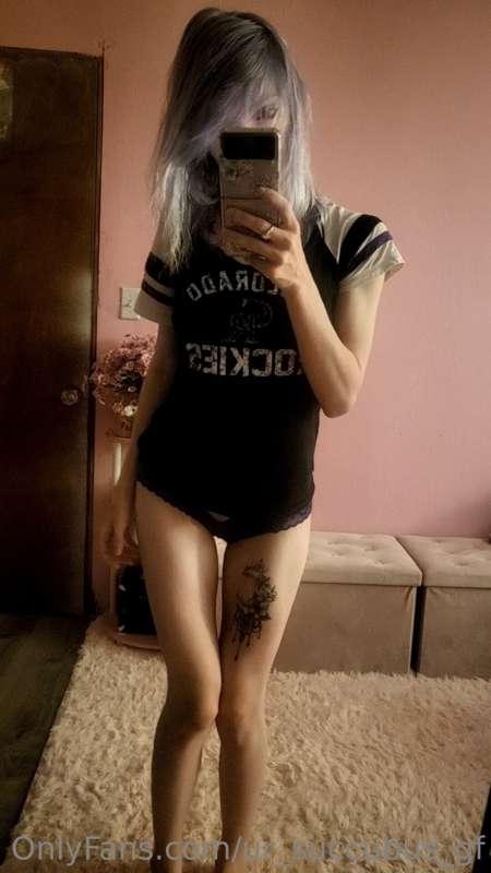 i dyed my hair 😗✨️ sometimes it looks blue sometimes purple ..