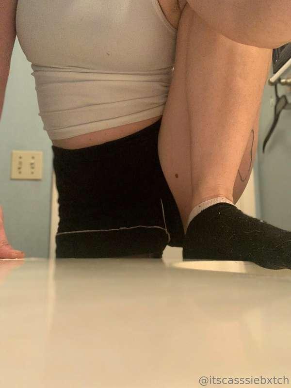 Come get lost between my thighs 🥰😉

Swipe to see this Meaty ..