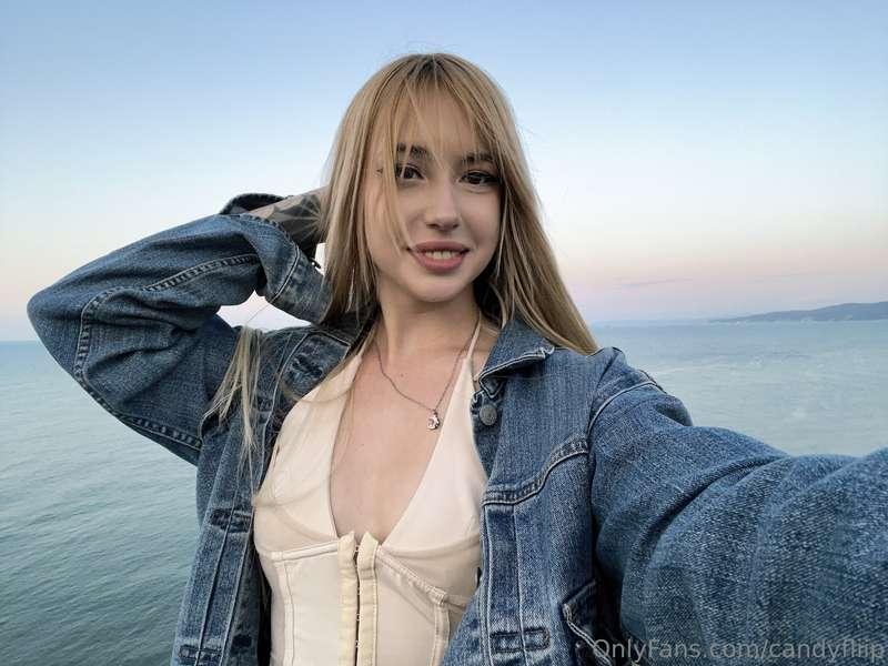 Focus on the Look Layering up for the breezy views. 🤍 Love t..