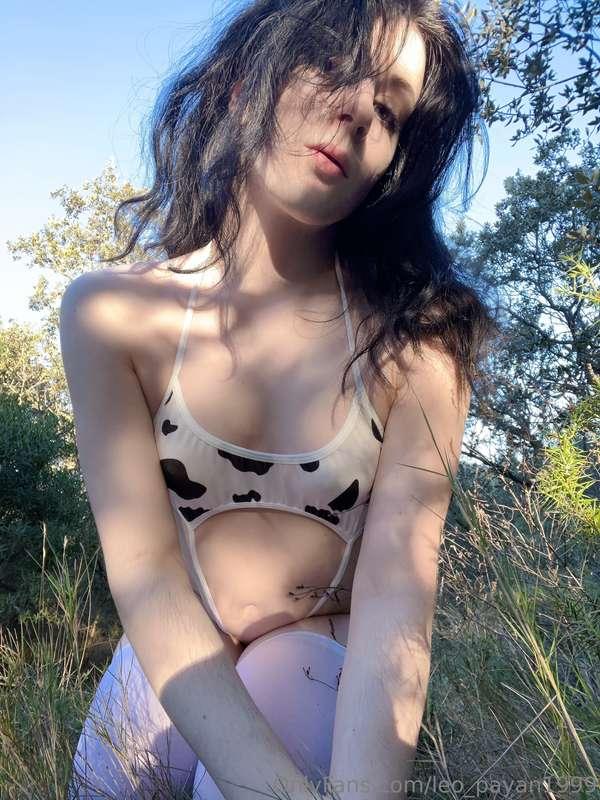 Cow 🐮 lingerie nudes in nature

The return of outside nsfw 💖