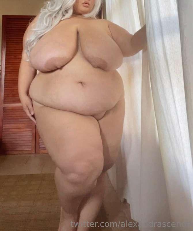 your plump queen awakens

*tip $6 to worship*