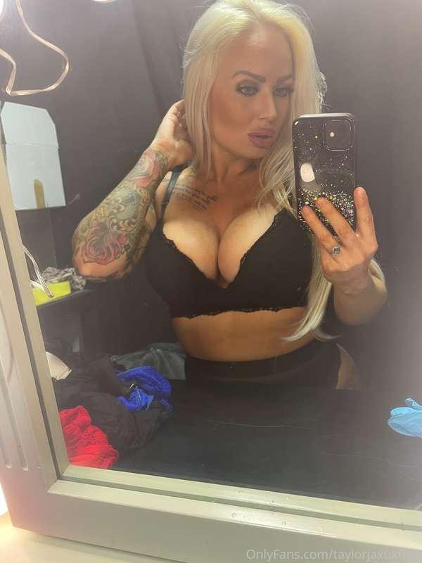 Little behind the scenes pic from my shoot today 📸  https://..