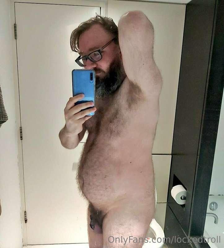 Bathroom pics from this morning - nub looks so small 😌