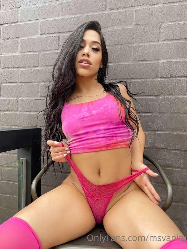 Wanna hear me moan live? 🎧😩🔥 DM me!❤️