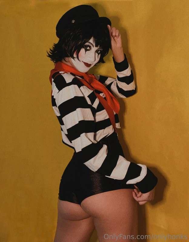 are any of you interested in me doing custom photos for you?..