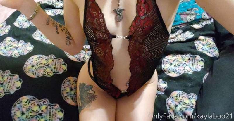 Love the feeling of lace on my skin😘