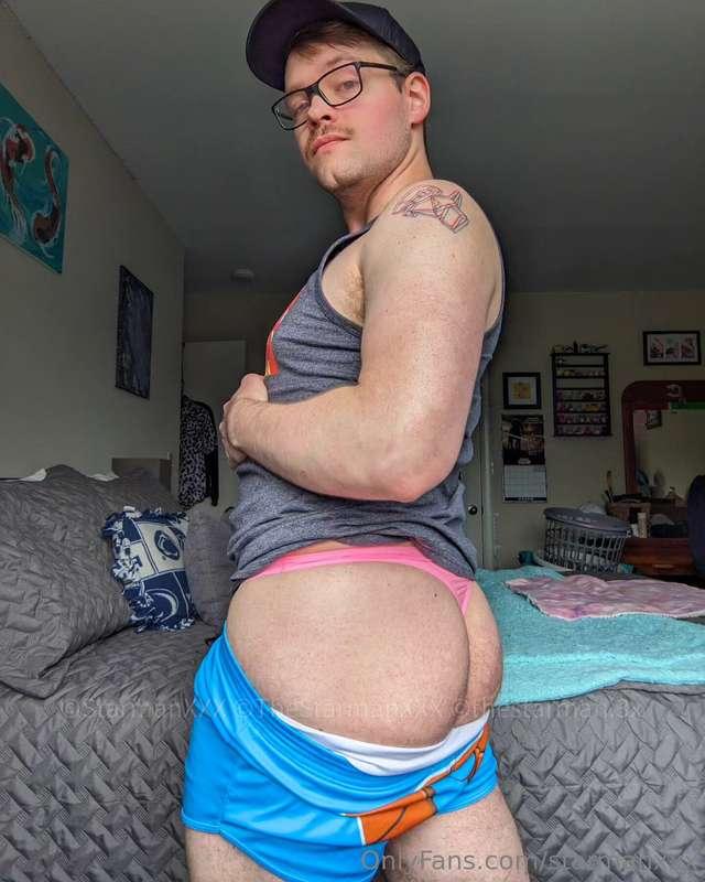 Happy hump day 🍑💖 Just sent this sweaty thong to a fan! Who'..
