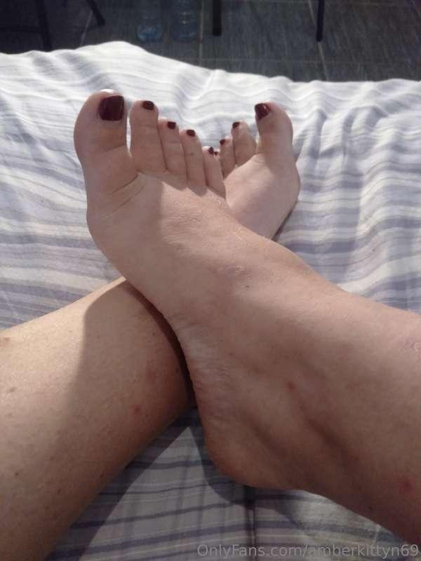 Tell mistress what you think of her feet