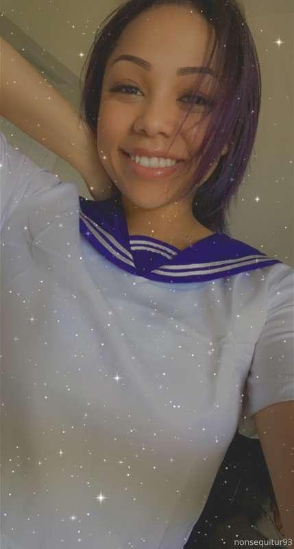 Happy Sunday! Can you guess what my new cosplay will be?! I'..