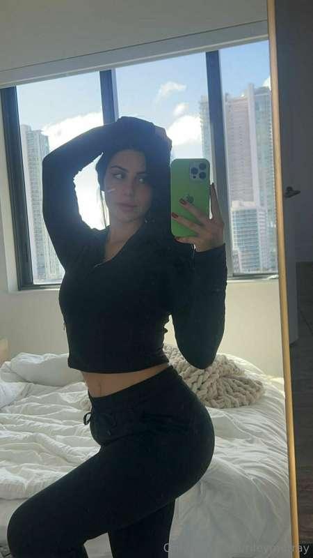 wyd scrolling through your wall posts?? come dm me 👅