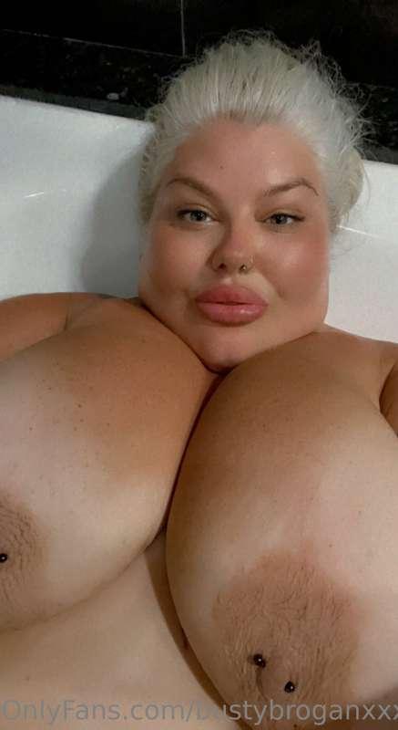 In such a lovely jacuzzi bath in mexico. Would you like to j..