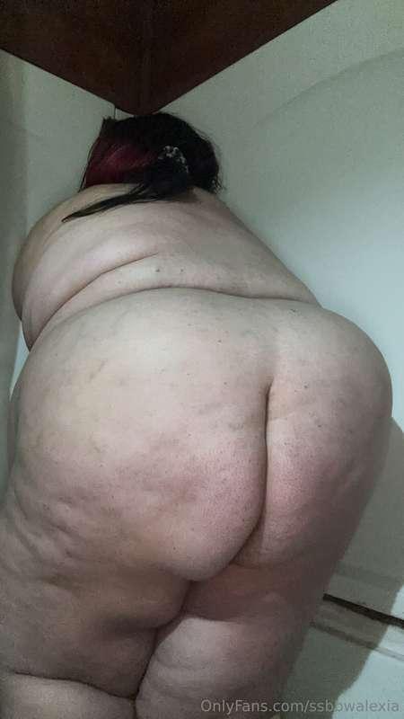 Who are you kissing on new years? Hopefully it’s on my fat a..