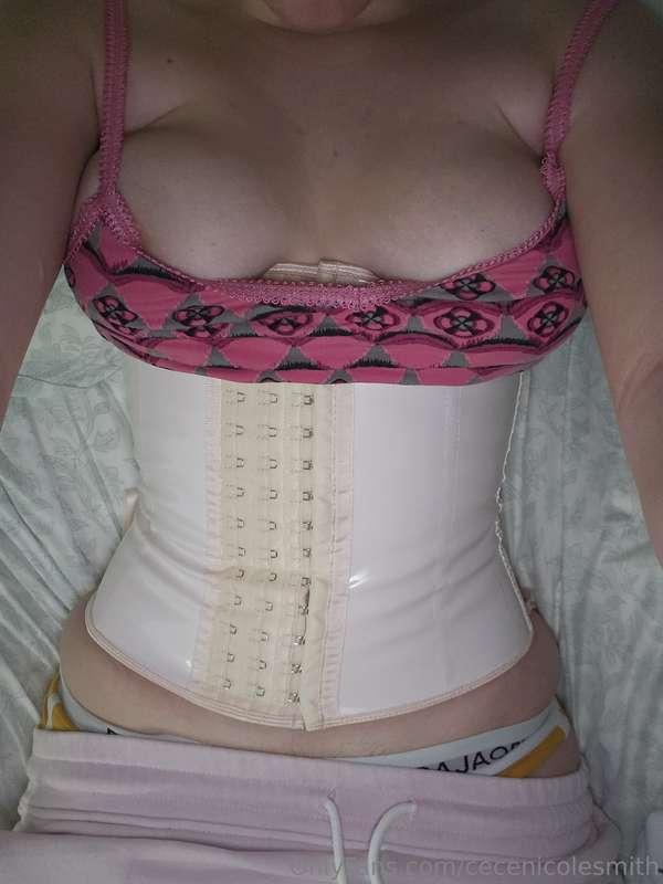 I'm waist training again ♡☆°•○•°°•○○•°•♡°♡•○♡°♡°♡•♡○☆°♡•♡○▪︎..