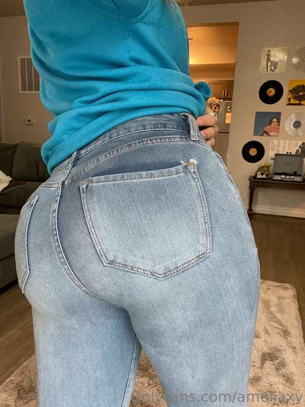Trying to get back on my POTD (panties of the day) grind 😋