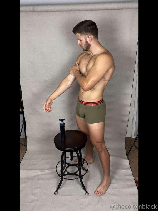 Getting nice and oily for a shoot 😈