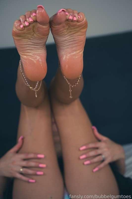 Actually, the cum was on my soles, but in that position, it all flowed down…💧😄

#FYP #longtoenails #scrunchedsoles #oilysoles #cumonsoles
