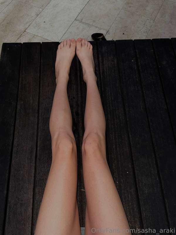 My feet decided to be the stars of the frame today... And gu..