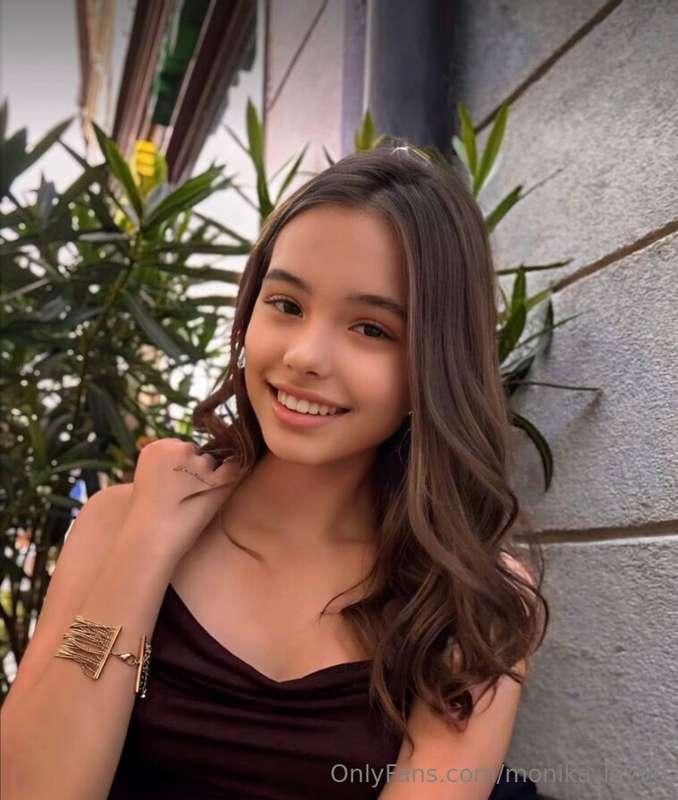 This girl @naomisolar looking for his first man.🥰 
She wants..