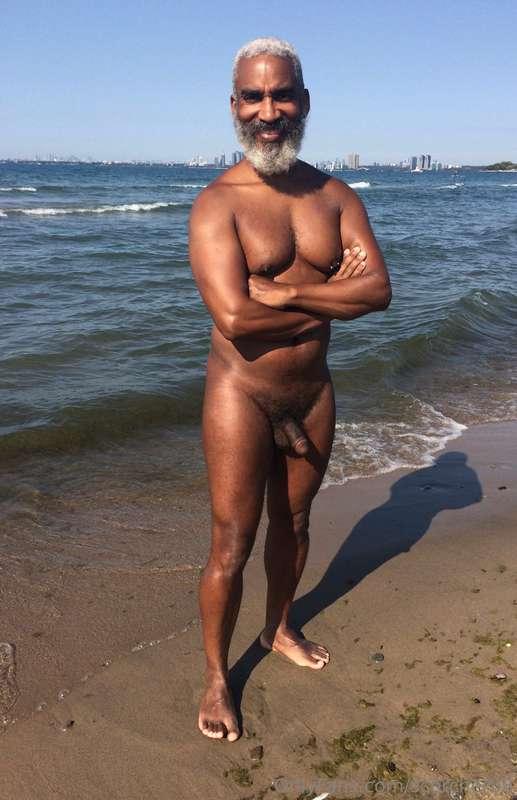Summer Saturday!  #beard #musculardaddy #gay #feet #gaycruis..