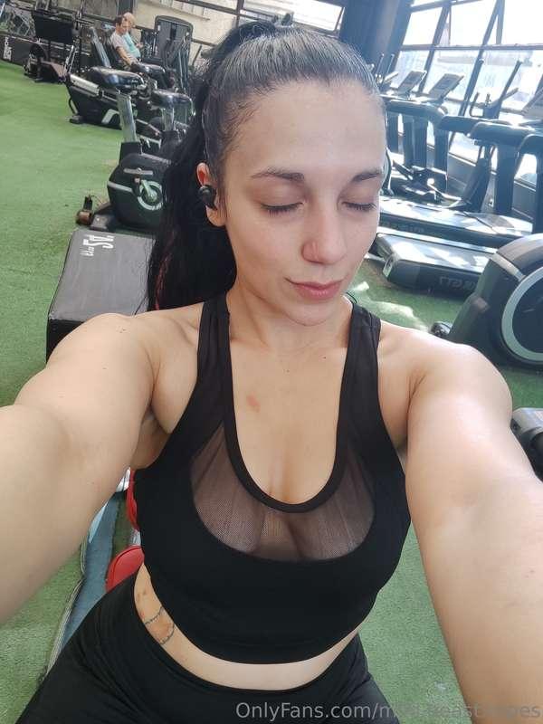 How do I look without makeup? Worked out the whole upper 🪵 t..