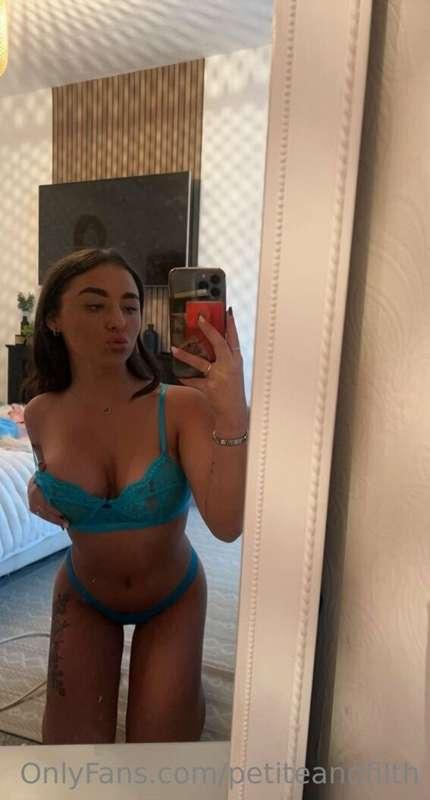 Do you like me in blue ? 🙈