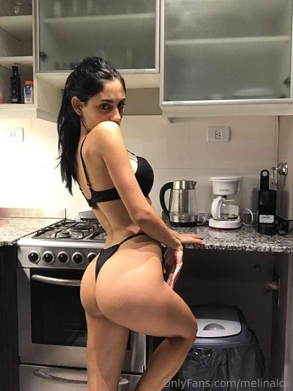 Can you resist biting these 🍑🍑?? OMG they bulging 🤤🤤🤤