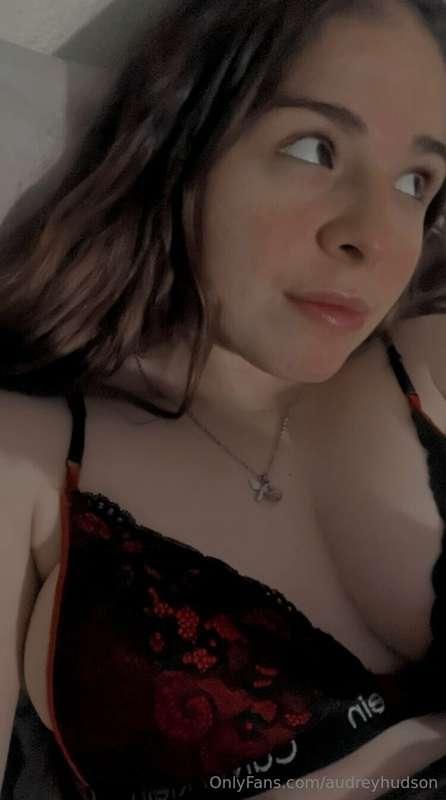 tell me what you like and i might let you take a bite🤤🍒